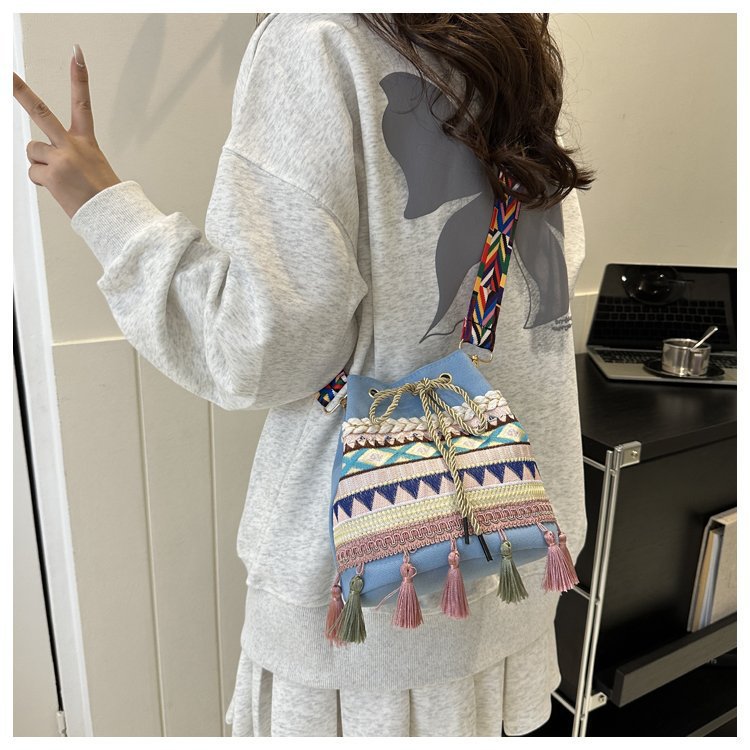 Women's Medium Canvas Geometric Ethnic Style Tassel String Bucket Bag display picture 45