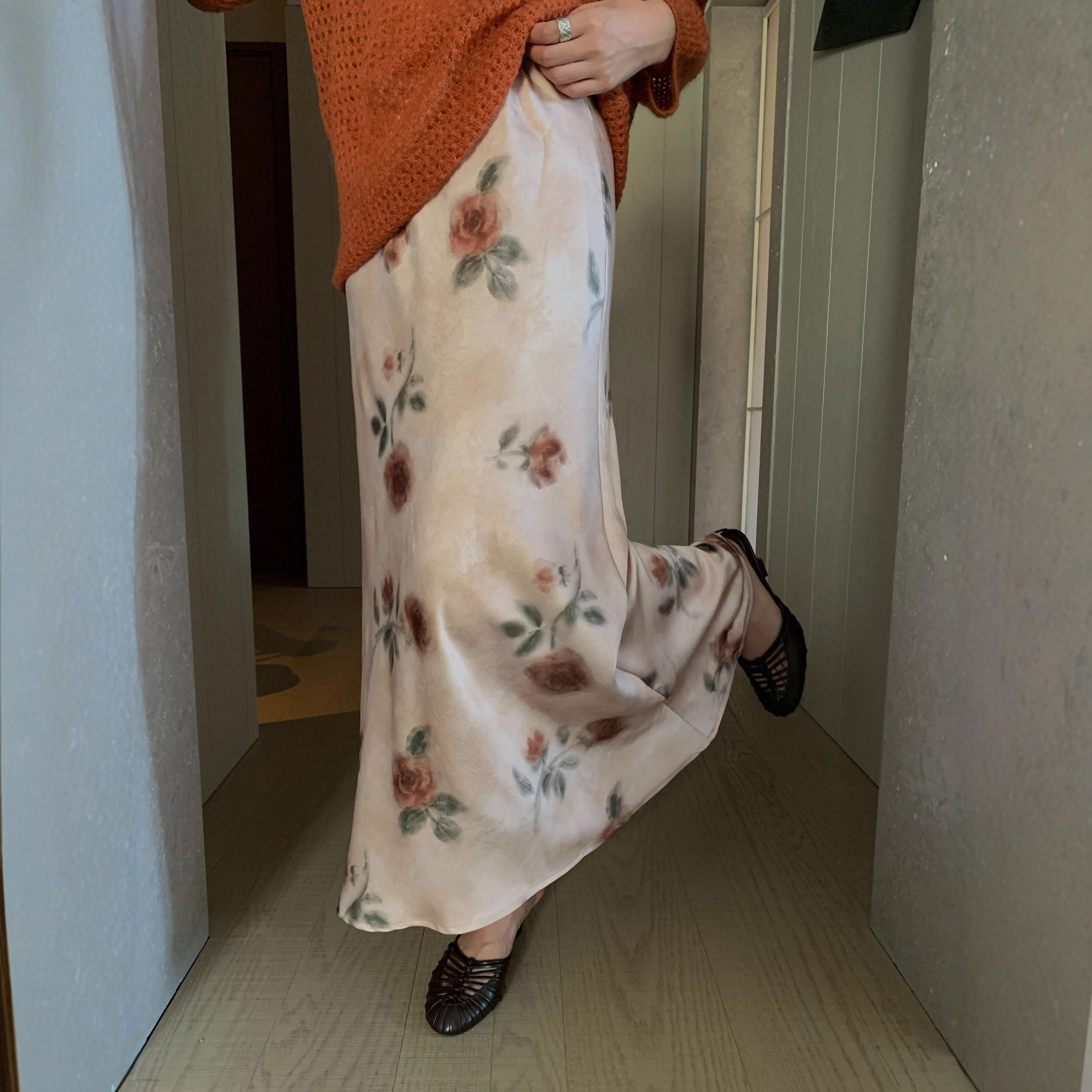 诠释美 NEWOPEN 25秋法式富贵优雅包臀气质印花缎面半身裙女F6170