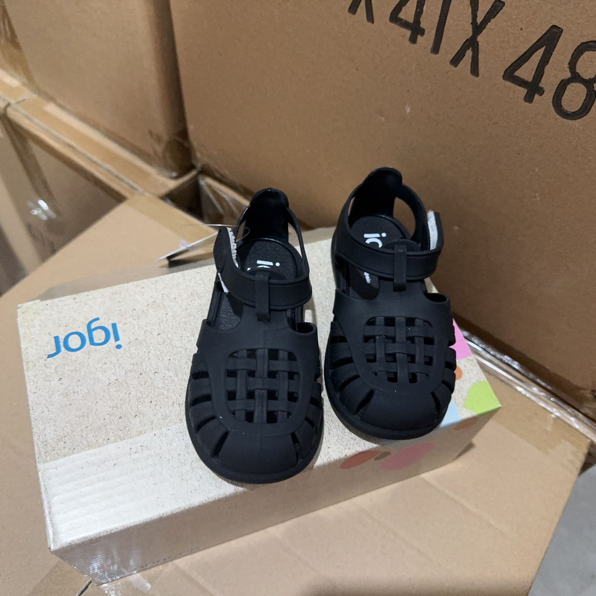 夏の新作、男の子と女の子のための無地カジュアル包頭ローマサンダル、マジックテープ付きビーチサンダル