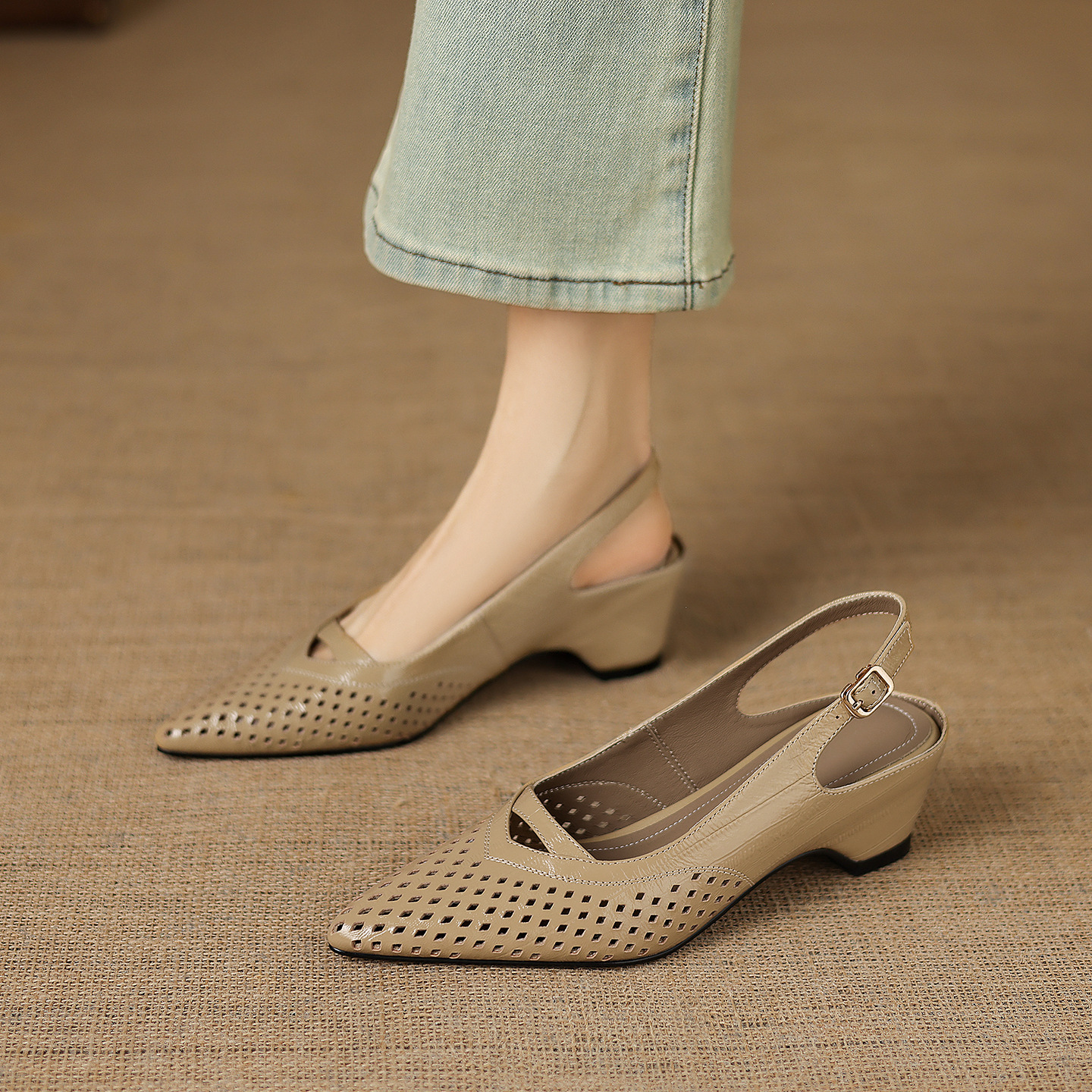 Sandal nữ gót thấp 5.5 cm mũi kín quai ngang khóa một chữ — màu trắng ngà