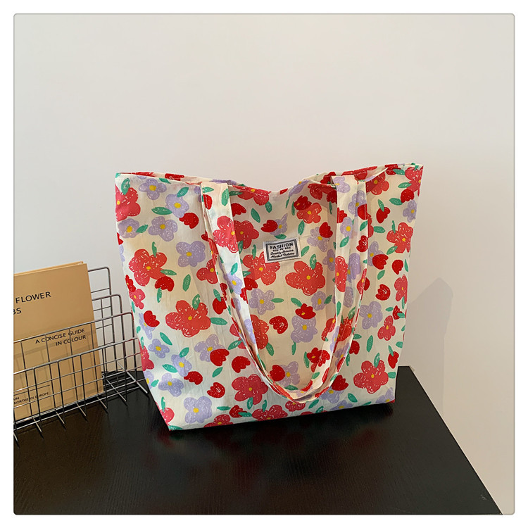 The large-capacity single-shoulder bag for student commuting is a bestseller in early spring. The Korean-style fresh and simple floral fabric bag is a versatile tote bag undefined