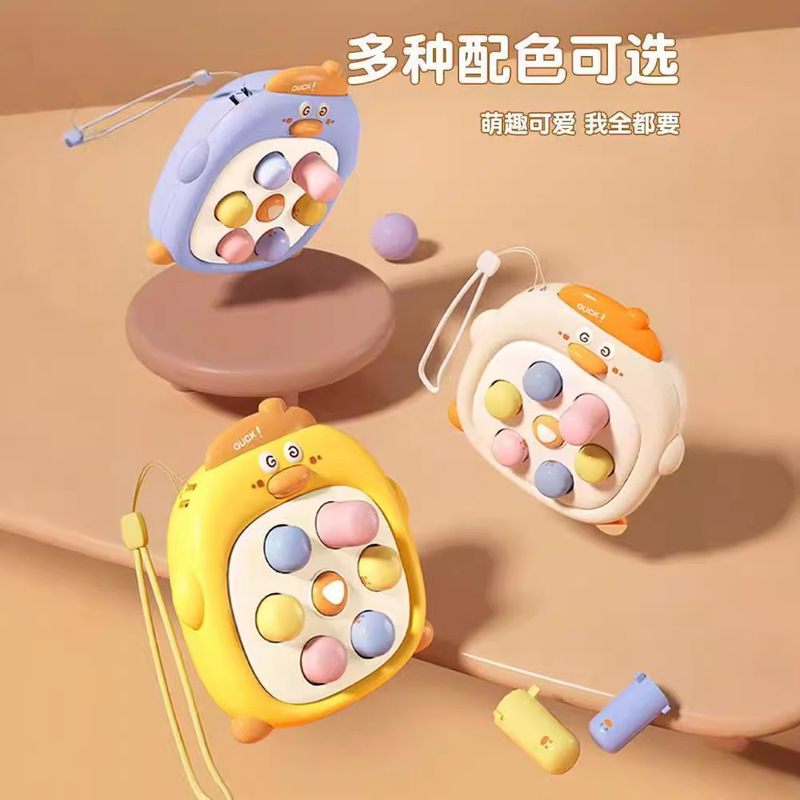 パームトップミニマウスは、赤ちゃんに男の子の指でおもちゃの子供を押すように教えています|undefined