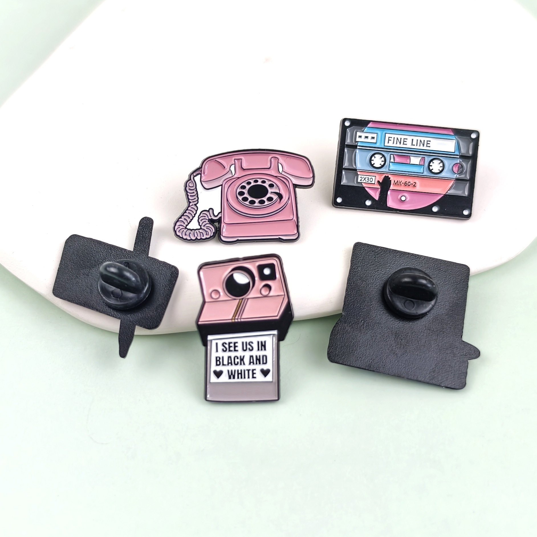 Insignia de serie de equipos electrónicos de dibujos animados, forma creativa, cinta, cámara, accesorios de teléfono, broche de aleación, lugar transfronterizo