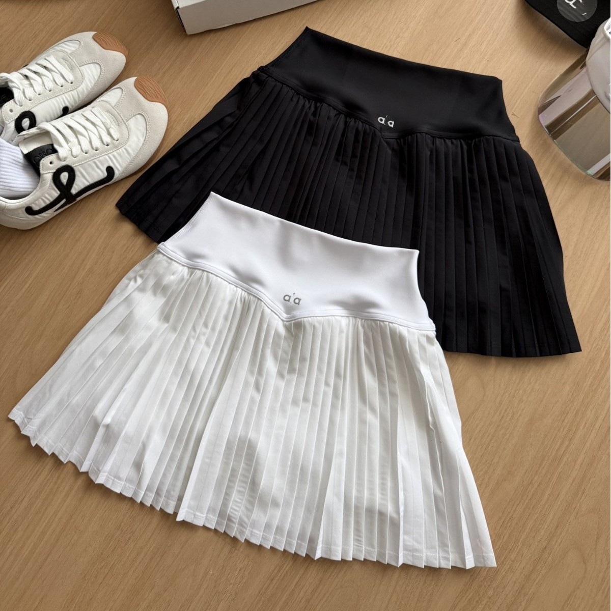 Primavera y verano nuevo estilo de mujer de cintura alta deportiva corta falda de golf doblada falda de tenis al por mayor falda de busto desnudo