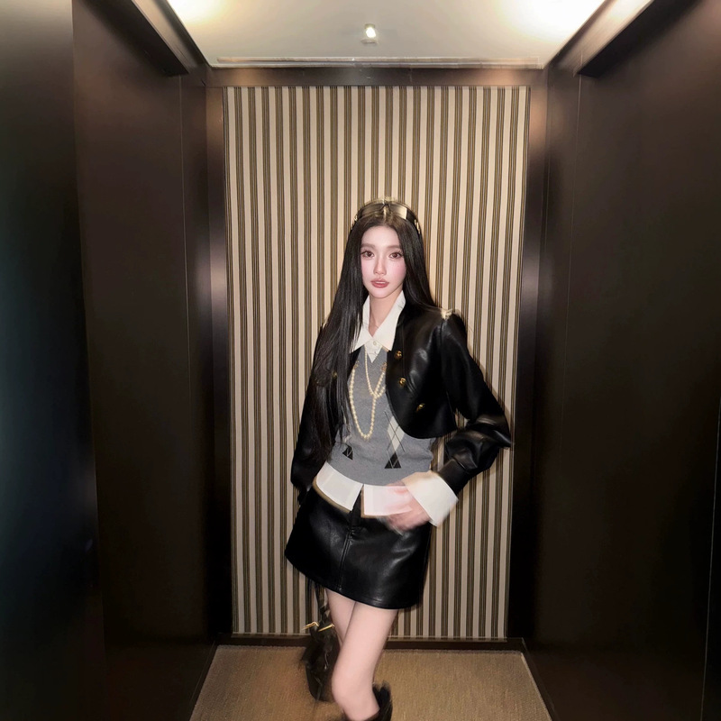 BARB CHIL British College Style Diamond Knit Vest Shirt High-Waisted Leather Skirt Three-Piece Set + Leather Jacket BARB CHIL British College Style Diamond Knit Vest Shirt High-Waisted Leather Skirt Three-Piece Set + Leather Jacket