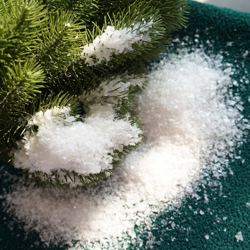 クリスマスの雪の粉の雪景色のシーンの配置はシミュレーションします。|undefined