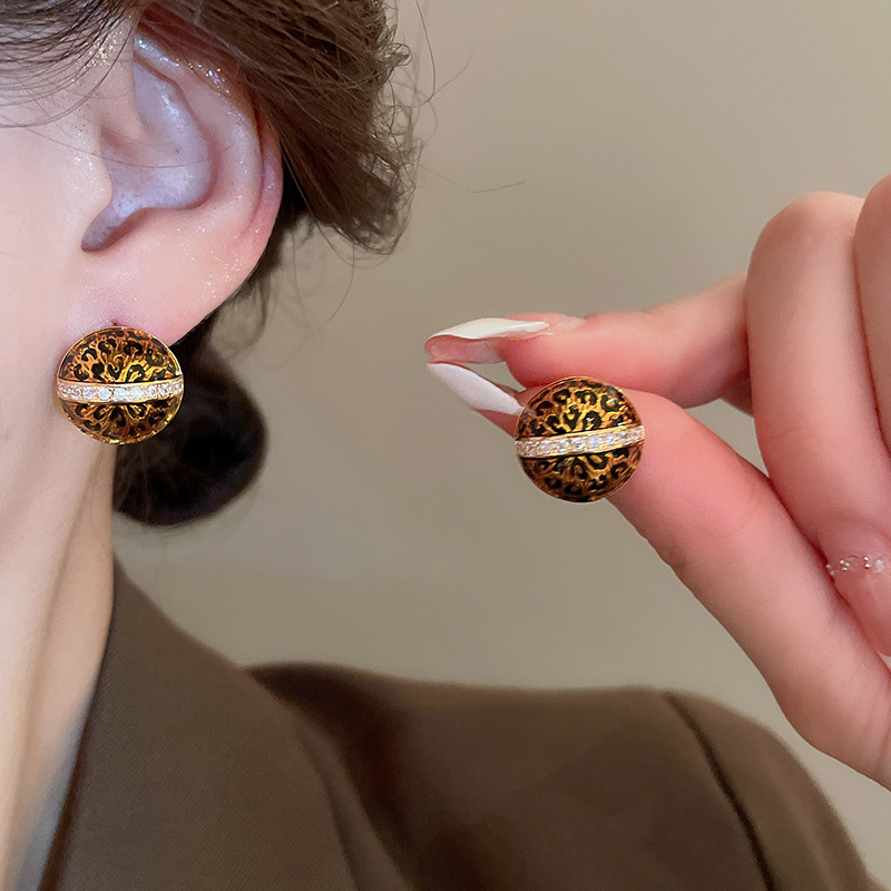 Boucles d'oreilles à clous géométriques à imprimé léopard en or véritable plaqué or haut de gamme, boucles d'oreilles rétro, boucles d'oreilles à la mode et au tempérament_voghion.com