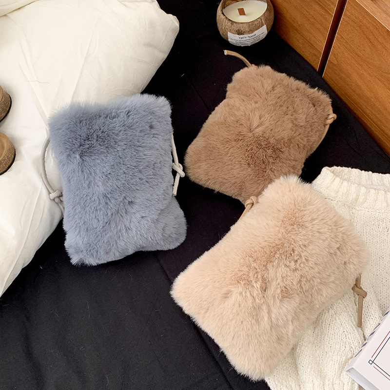 Bolso de mano de mujer de otoño / invierno 2025, nuevo estilo de moda, bolso de teléfono móvil de peluche pequeño y exquisito, bolso de hombro.