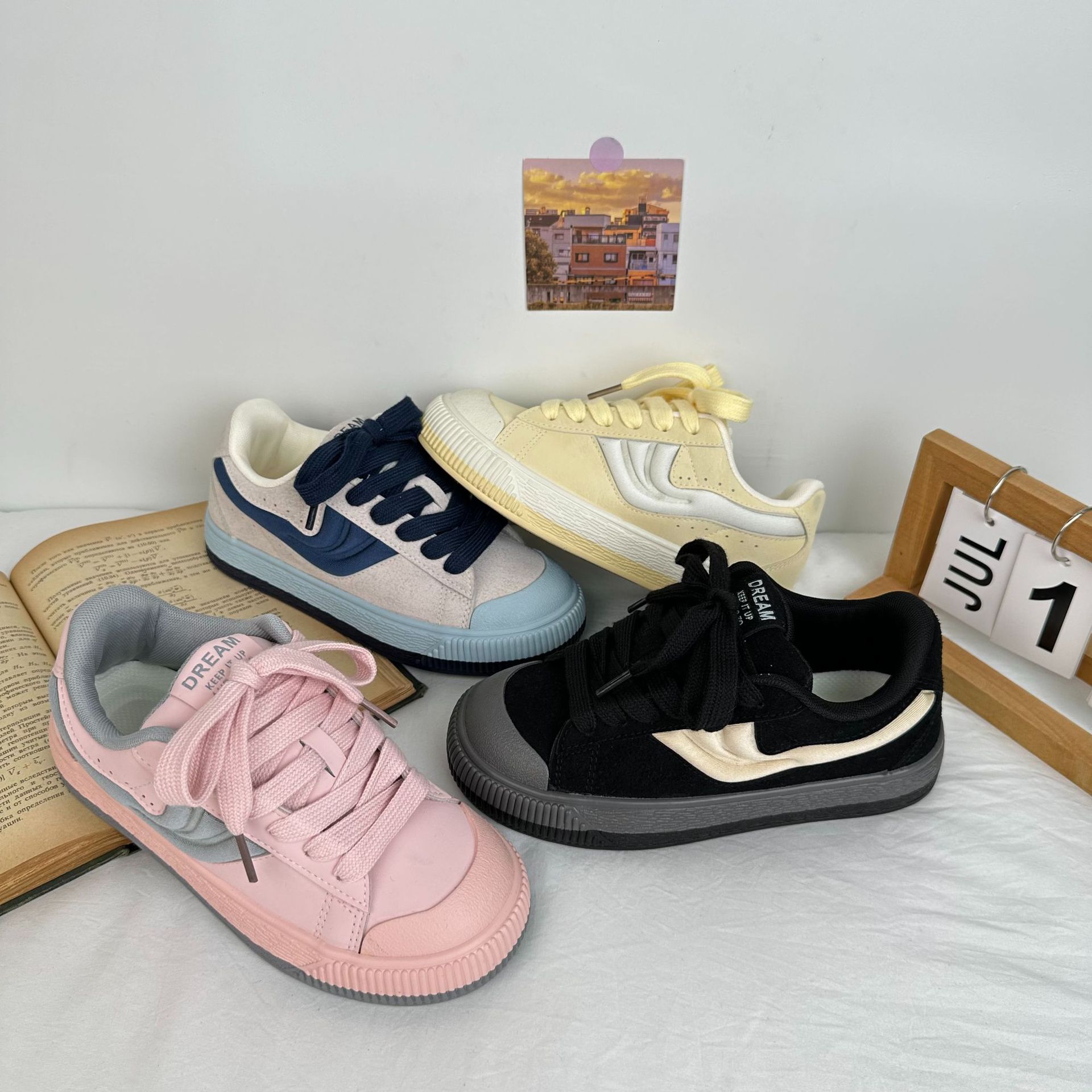 Yuanbo 2025 primavera nuevos zapatos de tabla bajos estilo coreano salvaje estilo universitario zapatos de lona casuales estilo Hong Kong zapatos de mujer image 1
