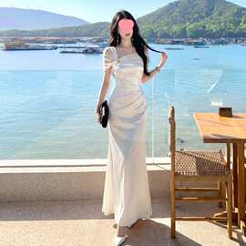 淘宝抖音小红书设计感斜肩金属扣缎面长裙收腰鱼尾感轻奢礼服长裙