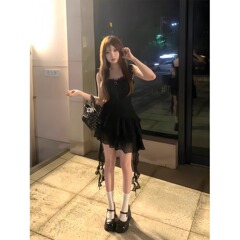 甘辛い純欲風の不規則なワンピース女性夏の海辺のリゾート風の黒い尾を引いてハスの葉の縁のスカートをつなぎ合わせます。