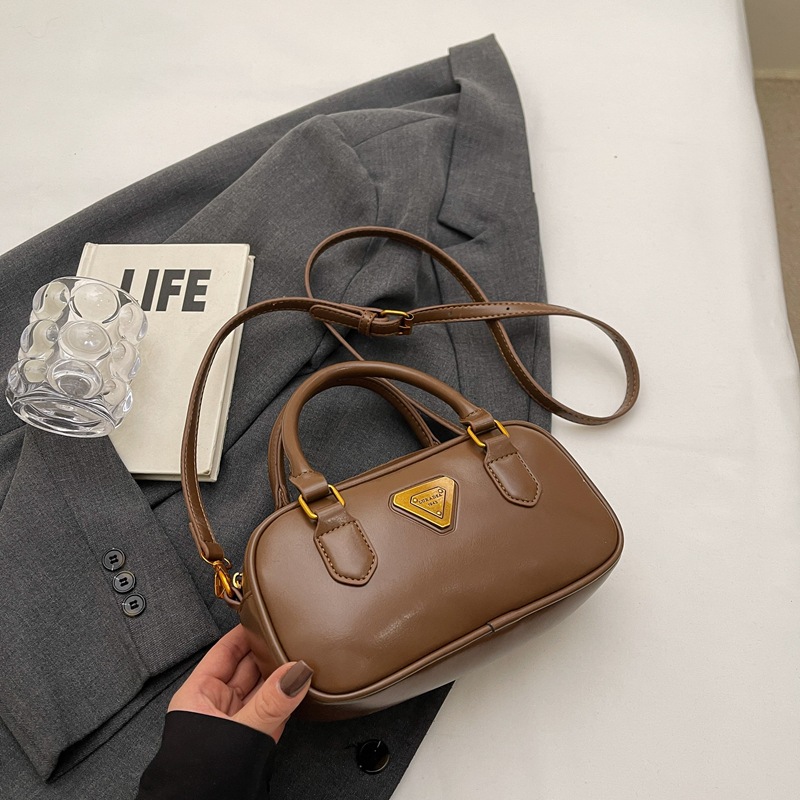 Bolsa de bolos retrógrada de mano para mujeres 2024 nuevo diseño de viaje universal bolso de hombro de nicho de alta calidad bolso pequeño