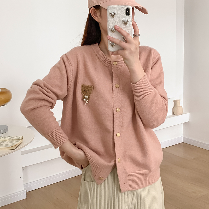 2025 primavera y otoño nuevo oso bordado de cuello redondo jersey cardián femenino suelto estilo coreano suéter universal chaqueta superior image 9