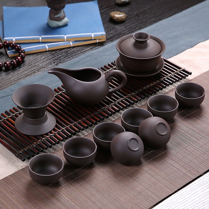 검은 보라색 모래 덮인 그릇 12개