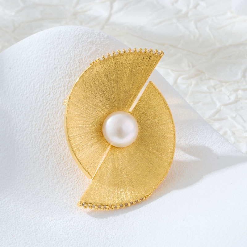 Broche éventail minimaliste brossée avec perles d'eau douce_voghion.com