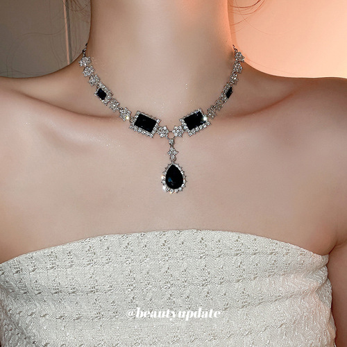 European and American geometric diamond necklace and earrings set, personalized clavicle chain, niche retro water drop light luxury design necklace