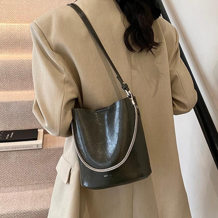 Alta sensación retrógrada de cera de cuero bolso de agua para mujeres 2024 nuevo nicho Zhong universal bolso de hombro de moda bolso de mochila