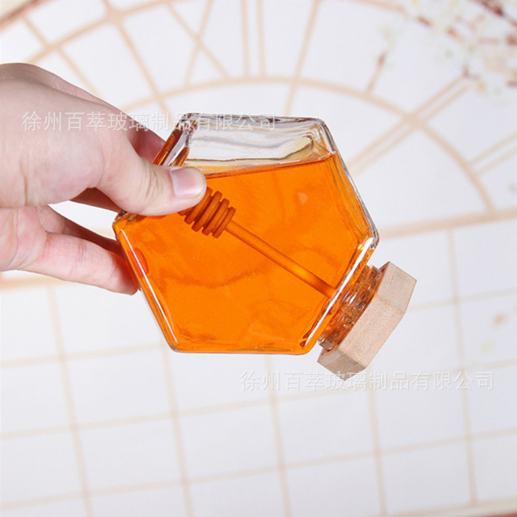 批发木盖六角蜂蜜瓶竹木盖密封玻璃瓶带搅拌棒蜂蜜分装瓶果酱瓶