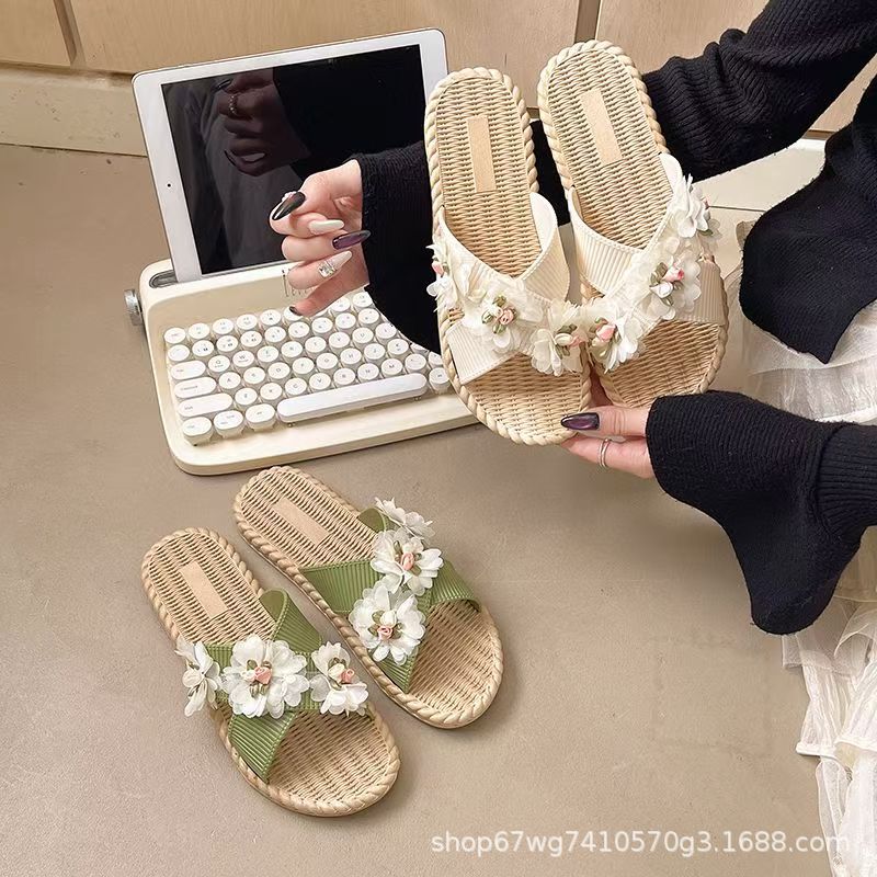 Floral sandals for outdoor and home use, lightweight, versatile, flat-soled, new summer style, trendy, fashionable, comfortable, durable, with cross straps