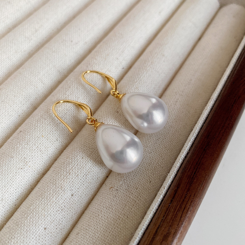Pendientes de amor de perlas de lujo ligero con aguja de plata Pendientes de sentido de alta gama de temperamento de nicho Pendientes de estilo de palacio de todo fósforo de moda al por mayor