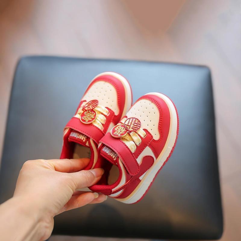 Zapatos casuales para bebés del año del dragón Zapatos deportivos para niños rojos de primavera Nuevos zapatos para niños pequeños de suela suave antideslizante para bebés