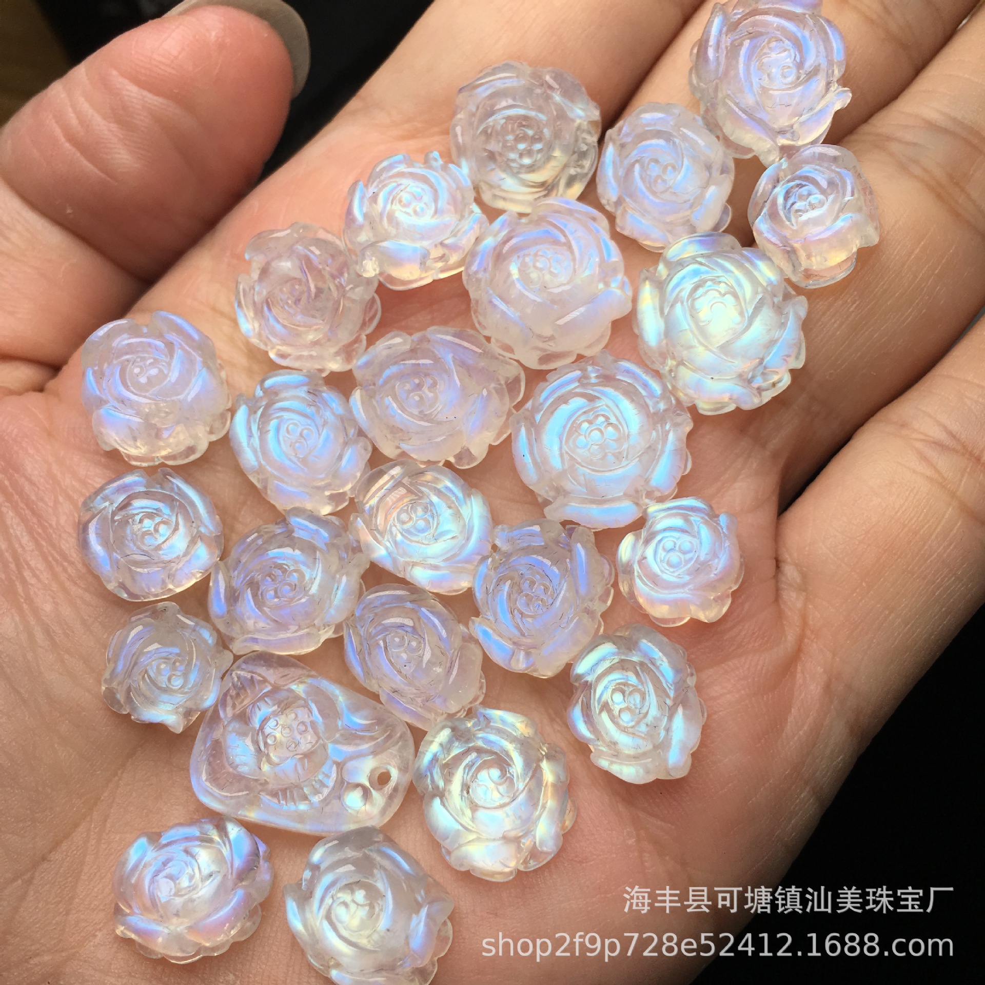 天然蓝月光石雕刻裸石 苏工雕刻 蓝月光石牡丹花兔子貔貅雕刻批发