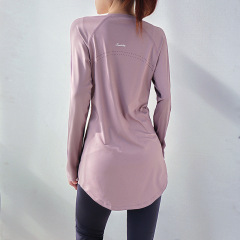 長い運動tシャツの女性のゆったりした版はお尻を遮ってお尻をかぶせてランニングします。