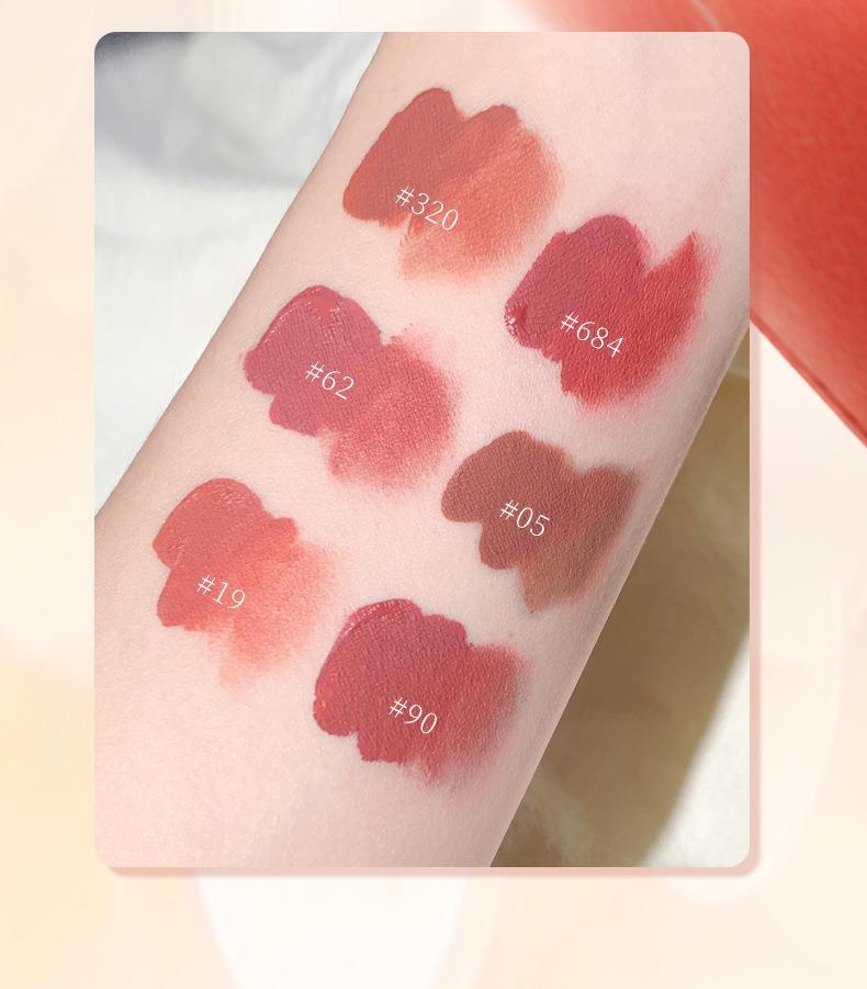 Novo5913 lip gloss is silky smooth, matte and easy to handle. It naturally brightens the complexion and does not fade easily. It is affordable undefined