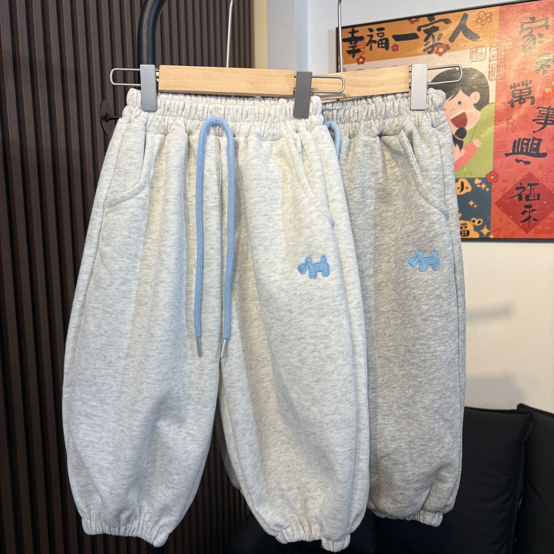 儿童韩系刺绣卫裤春男女宝新款收口裤洋气潮休闲国内一二线品牌