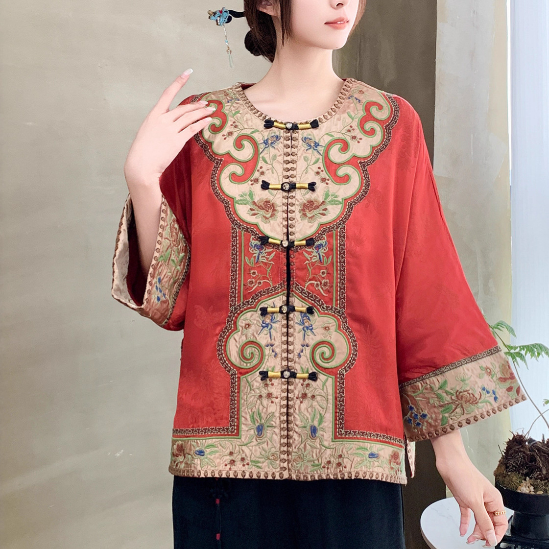2025新款民族风复古刺绣盘扣短款外套女文艺时尚提花缎面宽松上衣