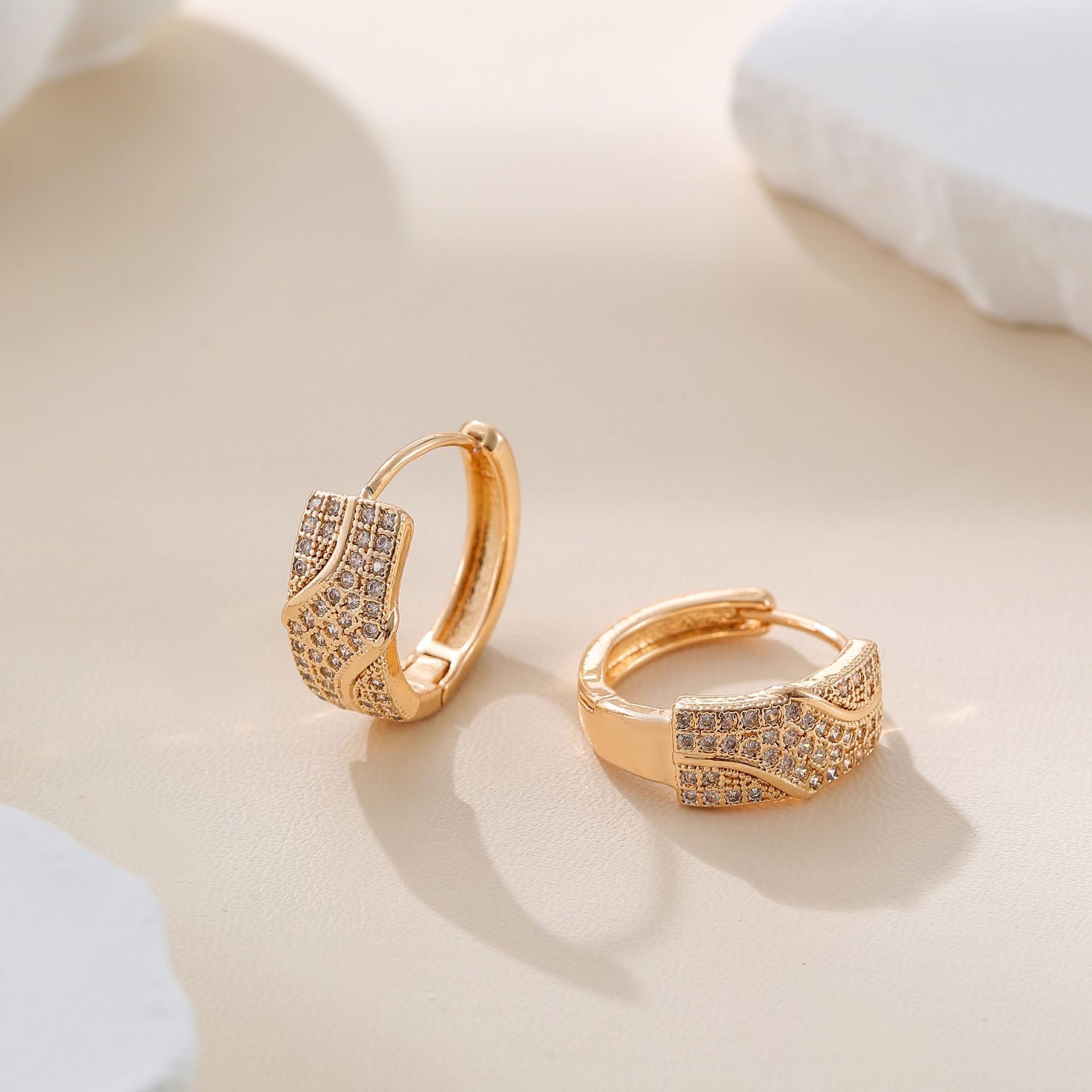Amazon lujo ligero transfronterizo de alta calidad con aretes de zirconio, diseño único, aretes de diseño versátil, estilo simple