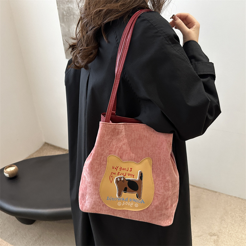 Bagos de gran capacidad para chicas encantadoras otoño / invierno 2024 nuevo estilo retro bolso de hombro de moda alta sensación bolso de brazo