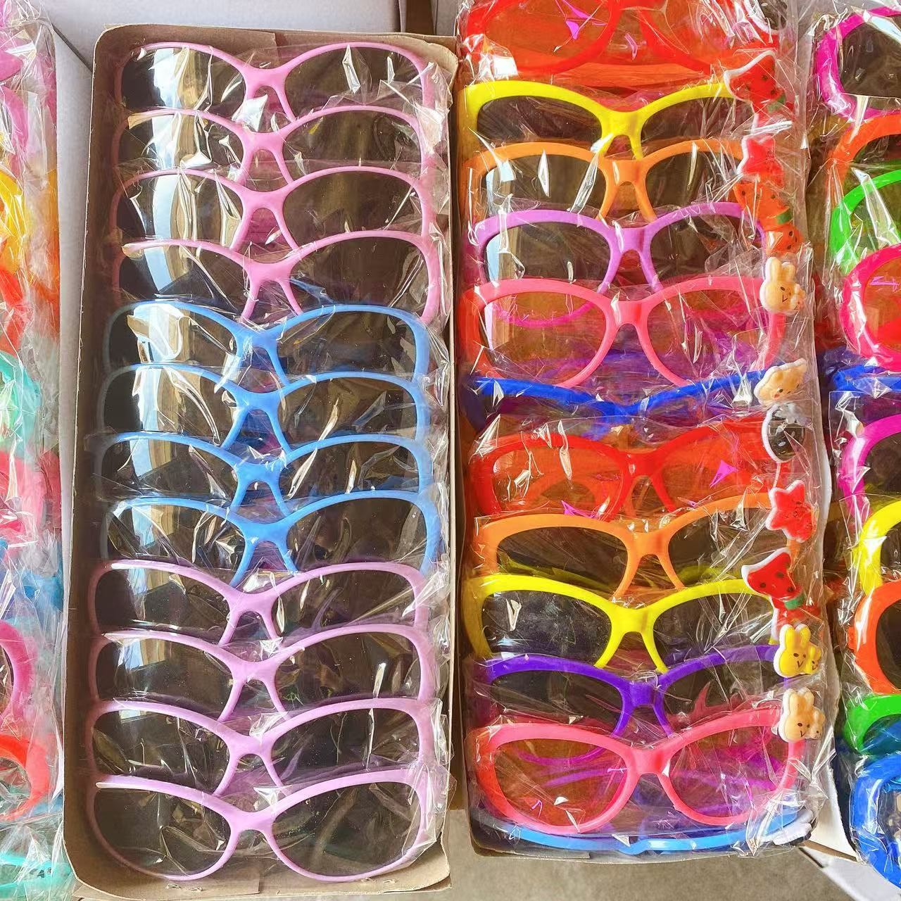 Niños gafas de sol de dibujos animados lindos gafas de sol de dibujos animados colorido para niños niñas gafas de sol al por mayor tienda de 2 yuanes