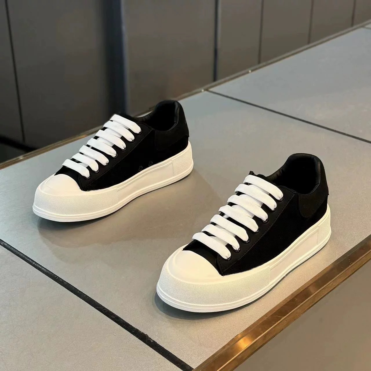 潮牌纯色板鞋男2025新款舒适皮面软底百搭快手抖音网红爆款休闲鞋