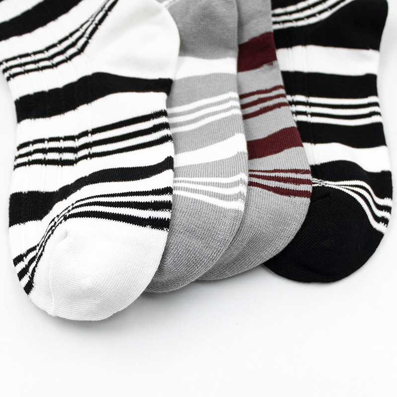 Nuevos calcetines de algodón en blanco y negro calcetines de algodón para mujer otoño e invierno nuevos calcetines a media pierna calcetines a rayas calcetines de algodón del todo fósforo estilo universitario
