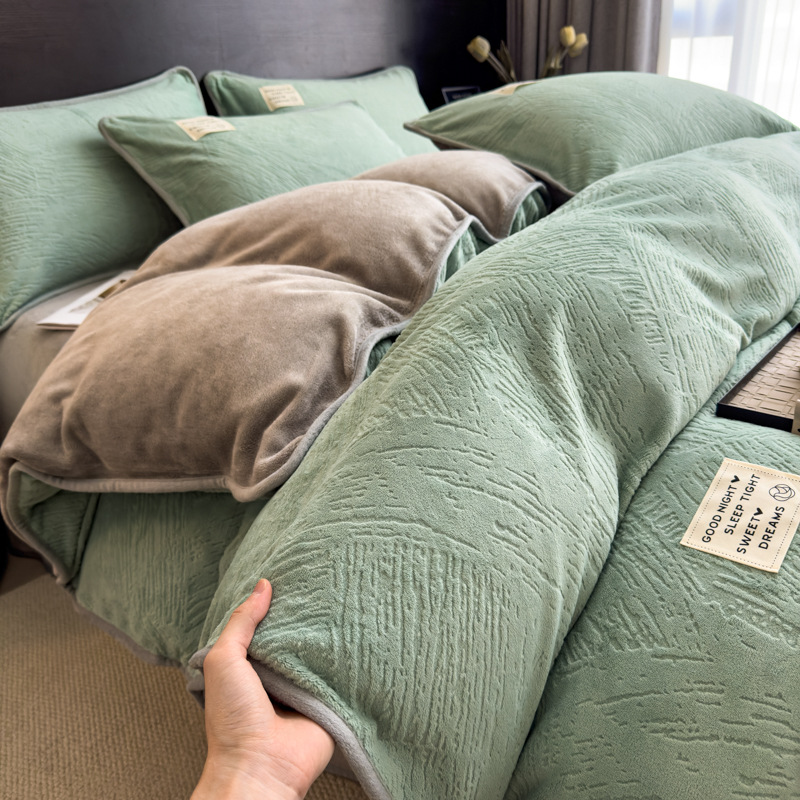 Juego de cama de terciopelo de leche de color sólido simple de cuatro piezas 2024 nuevo juego de sábanas de edredón de terciopelo de coral grueso de invierno de tres piezas