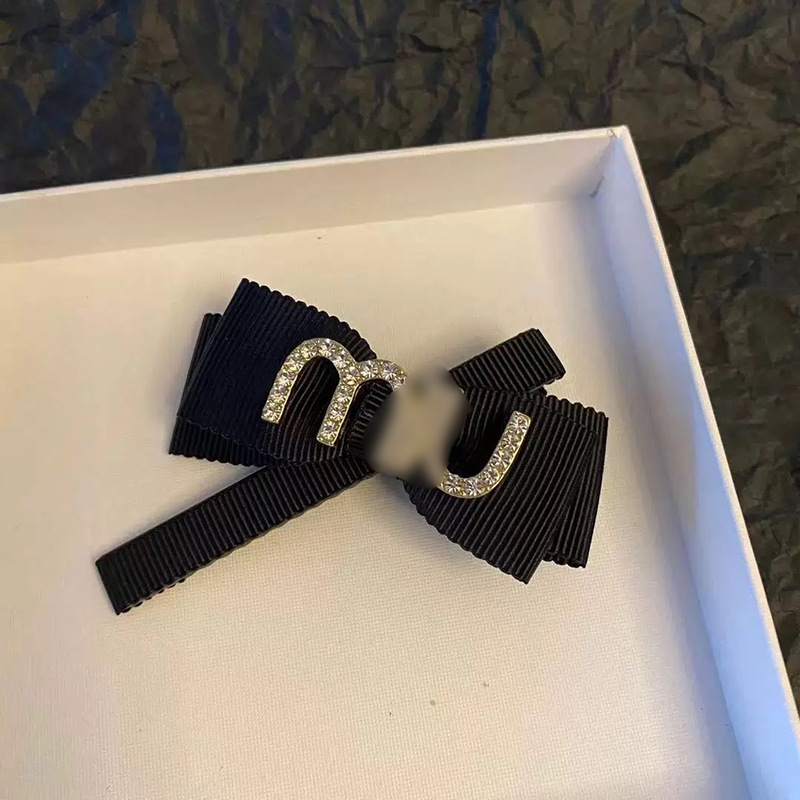 Bow duckbill clip