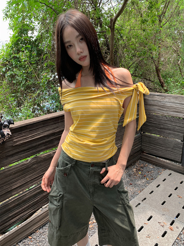 [9hour] ギャル風斜め肩ストラップストライプtシャツ女性2025夏のおしゃれな不規則な上着女性2070|undefined