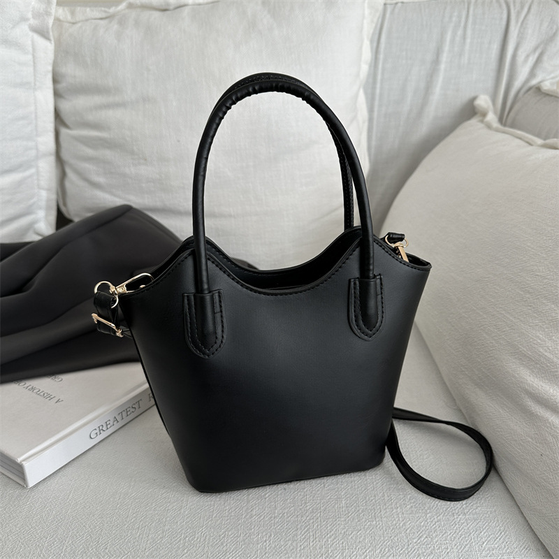 Este año, bolsos populares vintage para mujeres otoño y invierno 025 nuevo bolso de mochila de nicho de diseño de bolso de cubo de viaje portátil