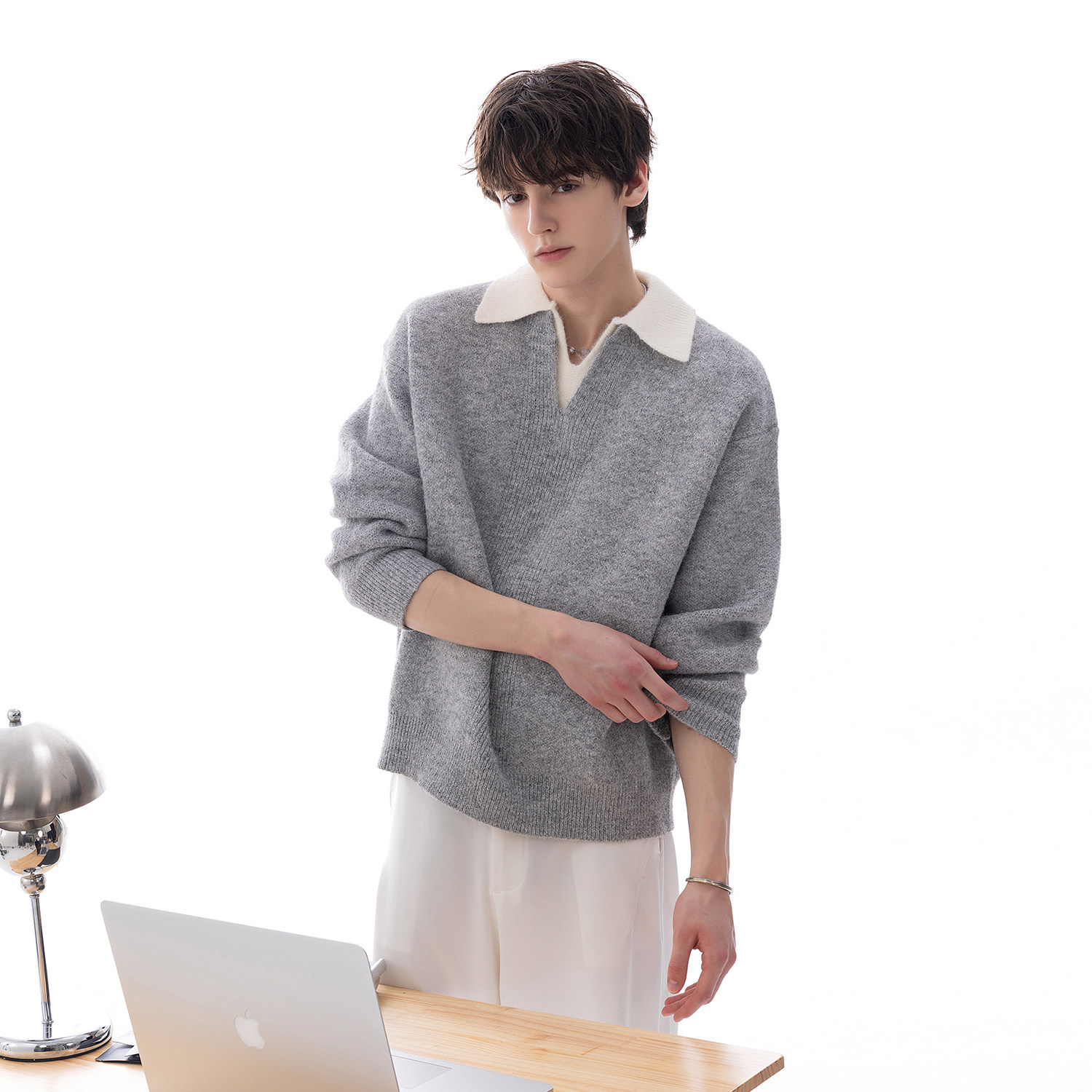 Gray plaid sweater, British-style, with a faux two-piece design, heavyweight fabric, for a sophisticated and stylish look, V-neck, loose-fitting knit