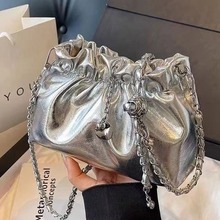 法国代购包包女2024新款夏天褶皱链条云朵小包单肩斜挎包高颜值