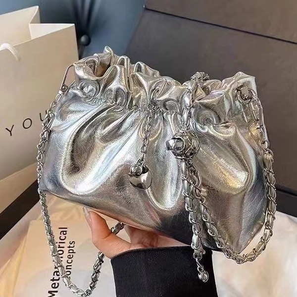 法国代购包包女2024新款夏天褶皱链条云朵小包单肩斜挎包高颜值