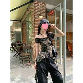 一字肩迷彩短袖t恤女夏季辣妹修身显瘦不规则荷叶边飘带短款上衣