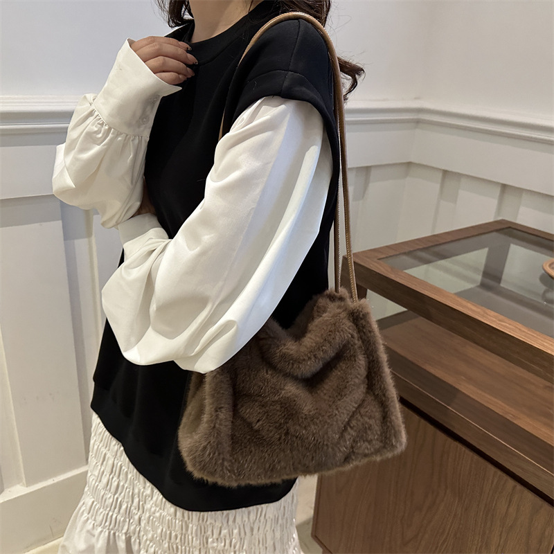 Bolso de peluche de nicho de invierno bolso de mujer 2024 moda extranjera hombro braza pequeña bolsa cuadrada bolsa de viaje de lana universal