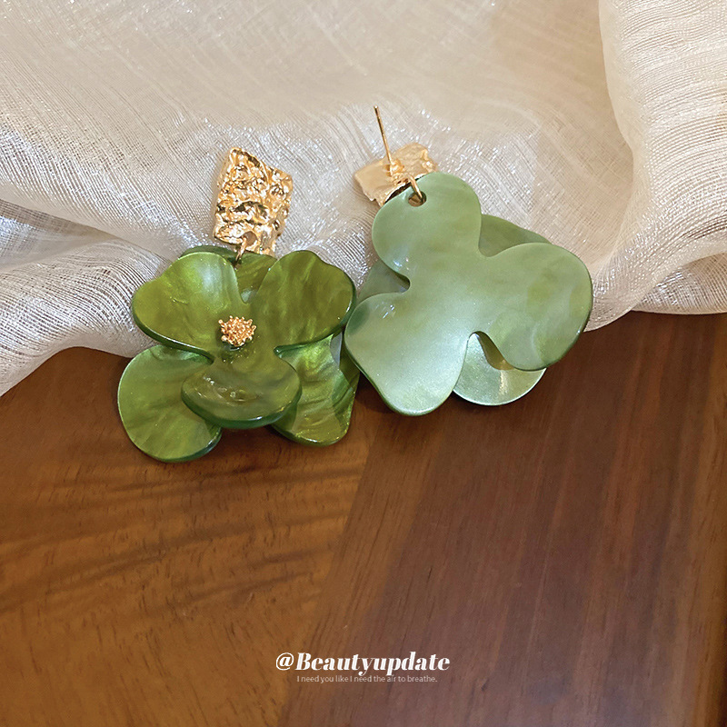 Pendientes de flores acrílicas con pliegues geométricos de aguja de plata Pendientes de temperamento fresco y de moda Pendientes de todo fósforo de nicho al por mayor