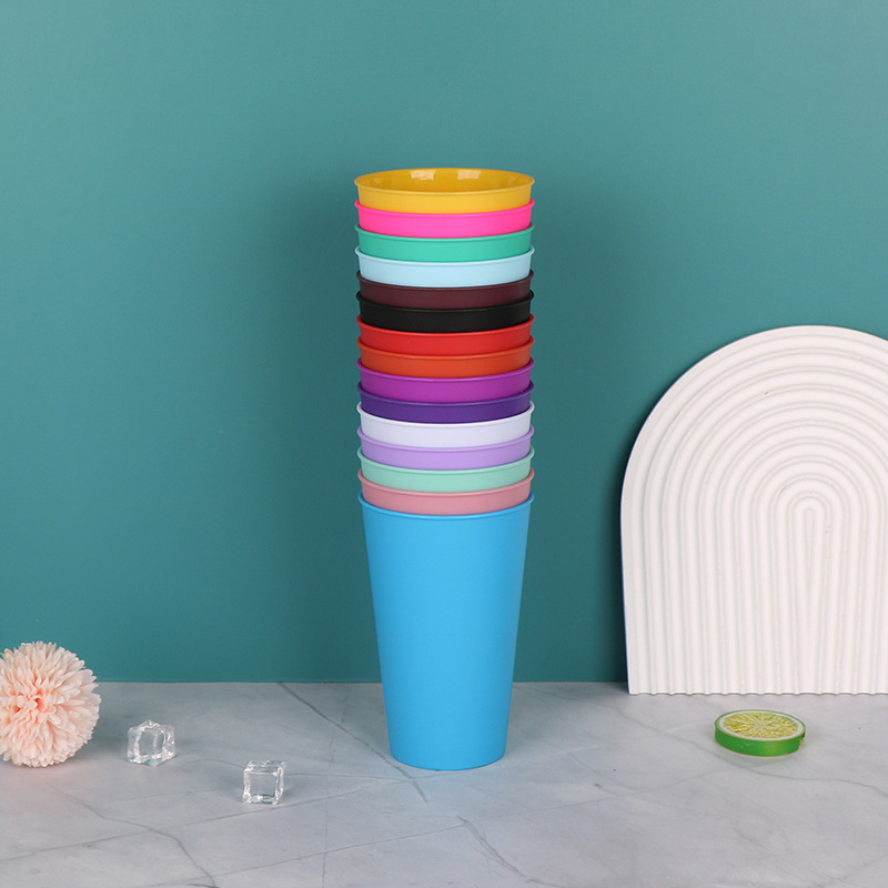 Caramelo transfronterizo red de color rojo ventas calientes sin borde taza de paja de plástico americano con tapa taza de paja taza de agua mayorista