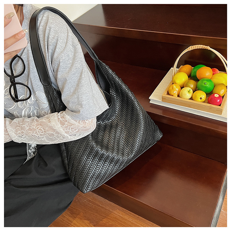Casual design, stylish, large-capacity single-shoulder 2025, fashionable and trendy woven commuting, simple and retro tote underarm bag undefined