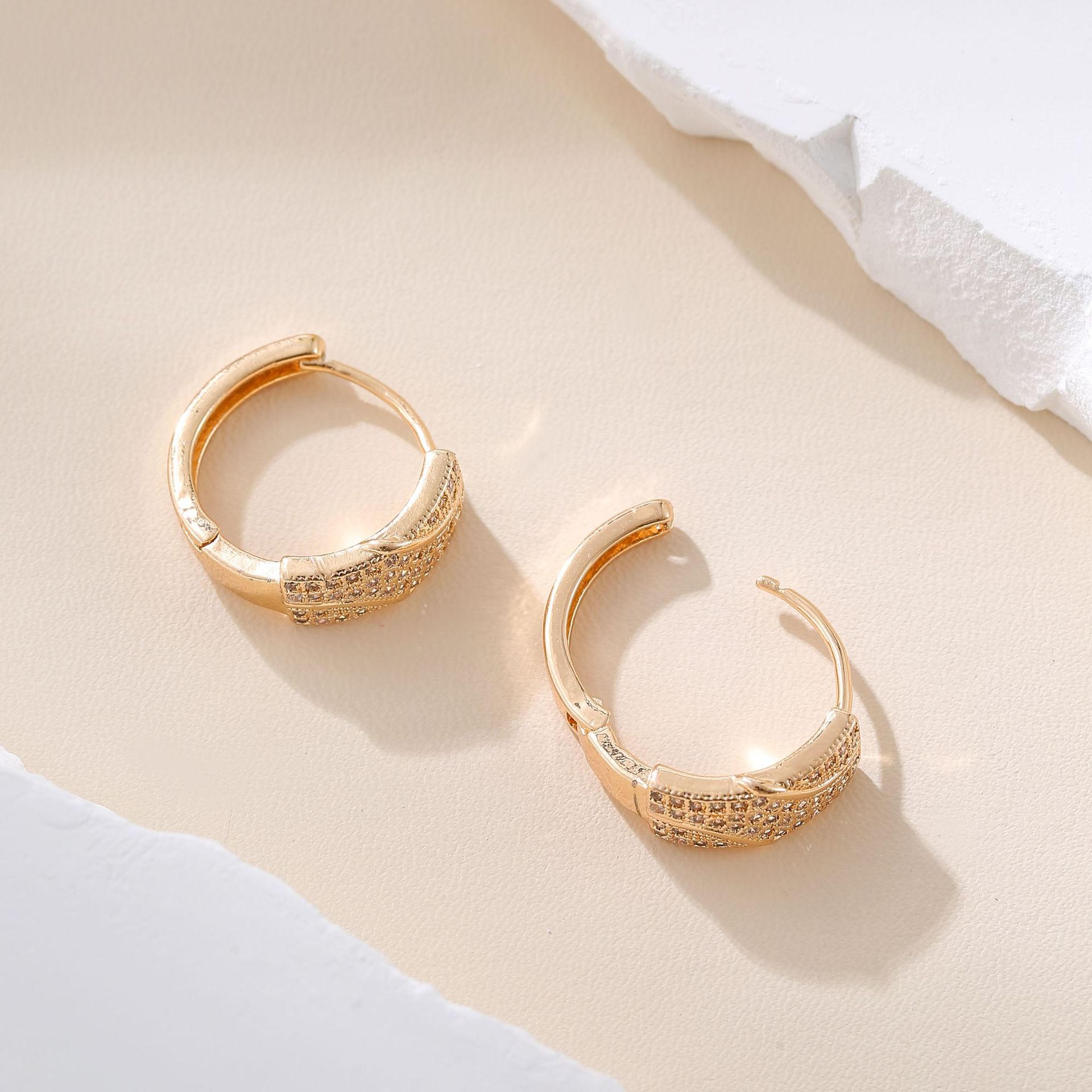 Amazon lujo ligero transfronterizo de alta calidad con aretes de zirconio, diseño único, aretes de diseño versátil, estilo simple