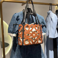 嚴選編織包縷空手機斜挎包女2024新款真皮水桶包縷空抽繩帆布內袋