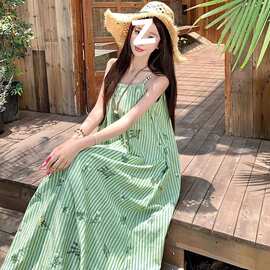 法式绿色条纹吊带连衣裙子女夏季2026新款海边度假高级感宽松长裙